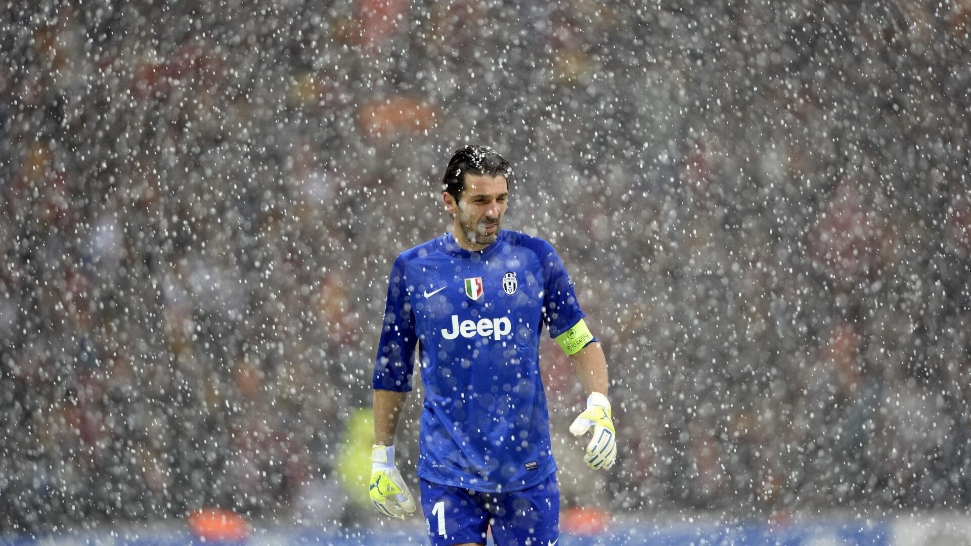 天空体育，胡桑诺夫持续高光表现，曼城右后卫引援计划或暂搁置